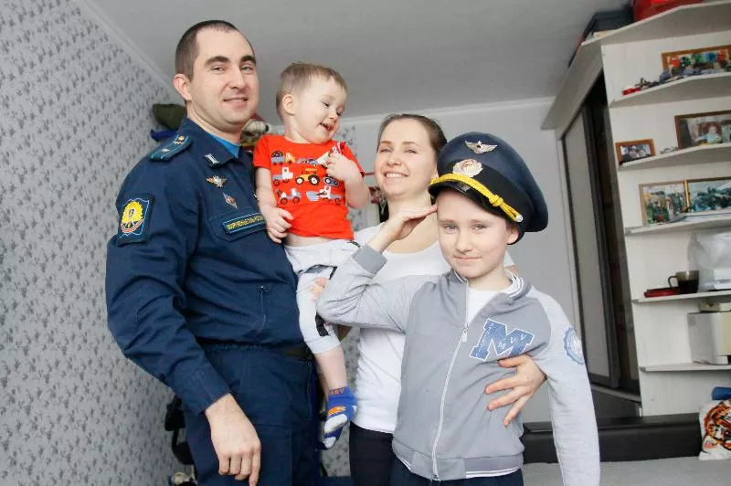 Офицерская жена Анна Татарникова готовит для своих мальчиков на 23 Февраля грандиозное поздравление, но пока подробности держит в тайне.