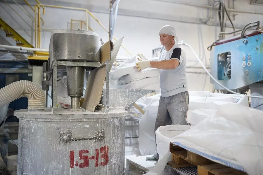 Мощности производственной компании из Лабинска позволяют производить до 42 тысяч тонн лакокрасочной продукции и 18 тысяч тонн лаков ежегодно.