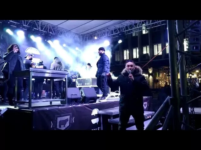 Краснодарцы устроили давку в очереди за бесплатными бургерами от Тимати