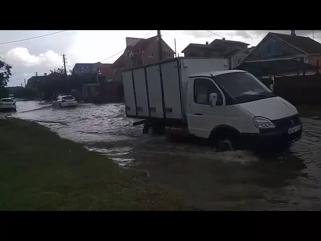 Дождь в Анапе, улица Северная.