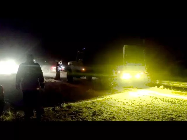 На трассе "Кавказ" спасатели помогают застрявшим в снегу автомобилистам