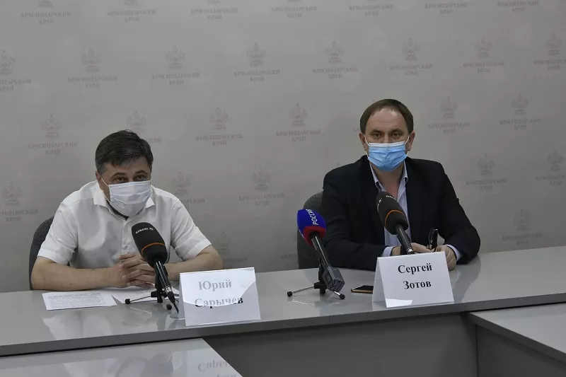 Главный внештатный инфекционист Кубани Сергей Зотов и заместитель начальника управления организации медицинской помощи населению регионального минздрава Юрий Сарычев.