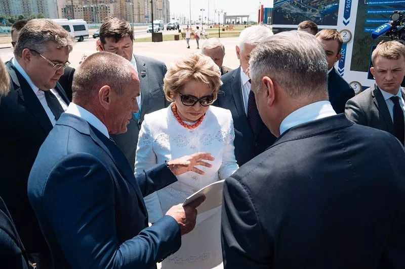 Валентина Матвиенко высоко оценила новые общественные пространства и отметила, что для жителей созданы максимально комфортные условия.