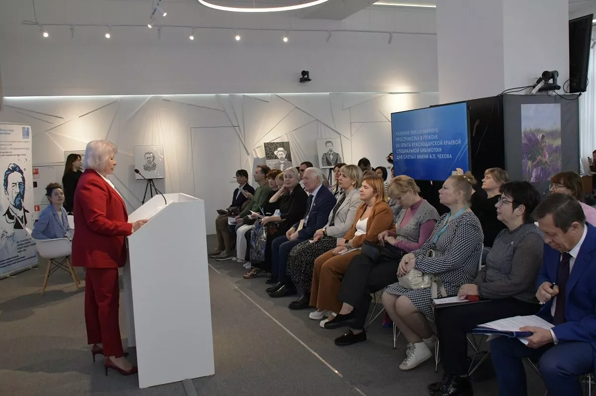 Директор библиотеки Валерия Полторанина (слева)  рассказала о новых масштабных проектах этого года.