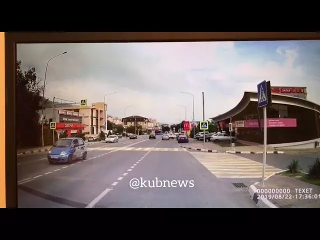 Момент ДТП с пожарным автомобилем и легковушками в Геленджике 22 августа