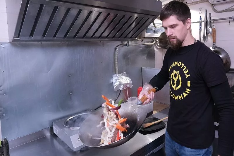 Азиатский элемент от Калиманова – это, прежде всего, блюда и их ингредиенты, приготовленные на вок-сковороде, традиционной для Китая.