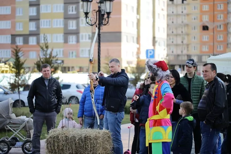 Праздник в «Губернском» прошел в лучших традициях народных уличных гуляний – со скоморохами, ходулистами и народными забавами.