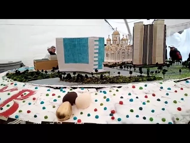 В Екатеринбурге испекли кулич весом почти 4 тонны