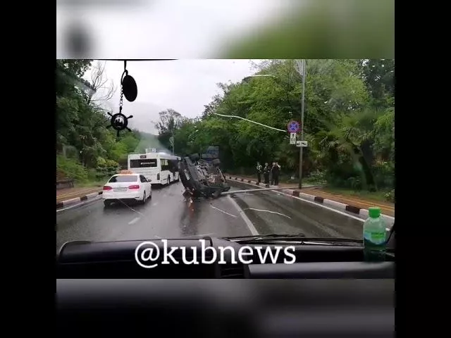На Курортном проспекте в Сочи перевернулась иномарка