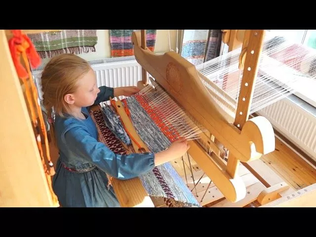 Дарья Скворцова за ткацким станком 