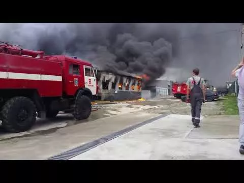Горит автосервис в Новоросссийске