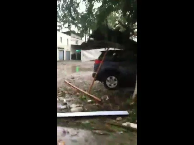 В Краснодаре ветром сорвало крышу СТО.