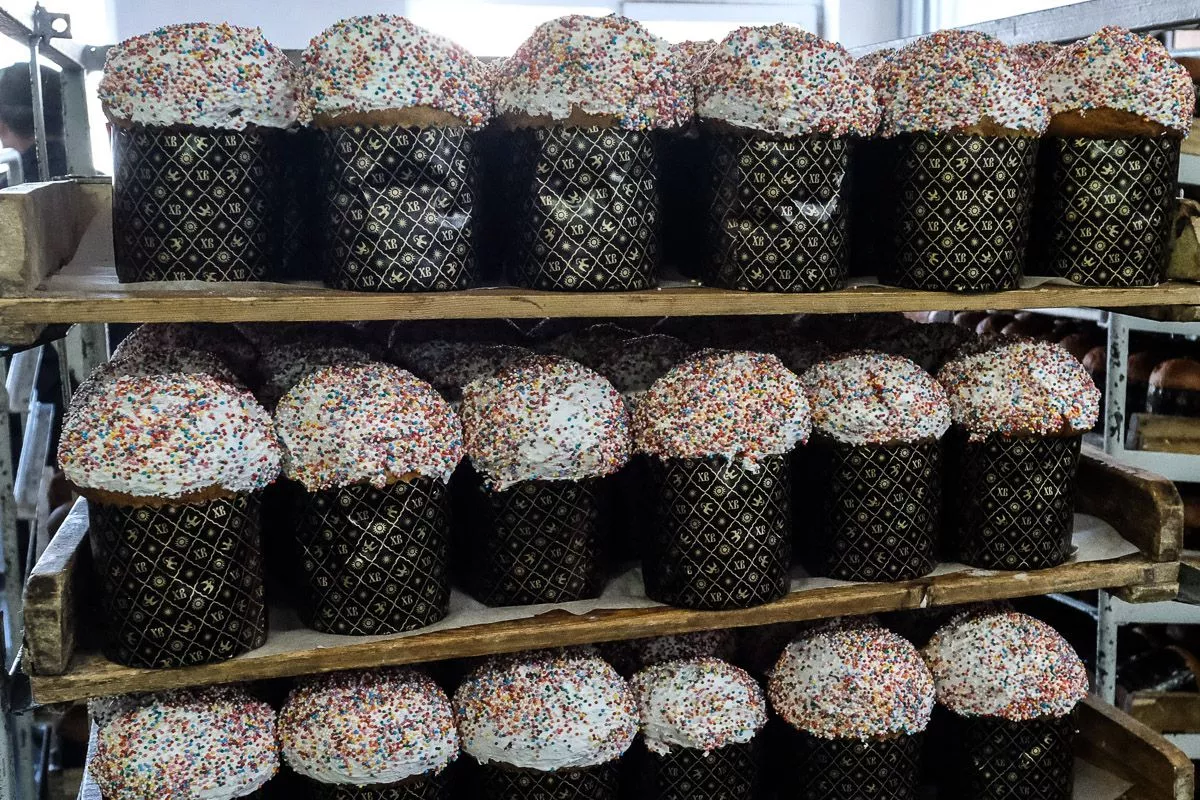 К Пасхе хлебзавод должен отправить на прилавки краснодарских магазинов 100 тысяч куличей.﻿ 