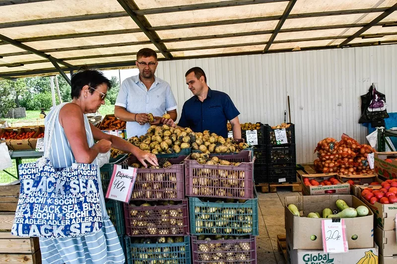 Вкусные натуральные овощи, выращенные фермером, пользуются большим спросом.