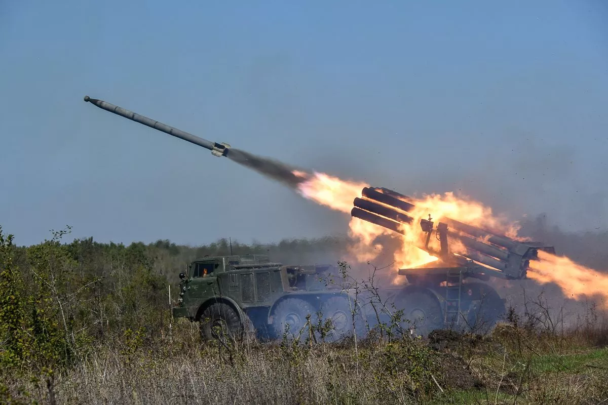 На полигоне оттачивают мастерство стрельбы ракетчики и артиллеристы Южного военного округа. 