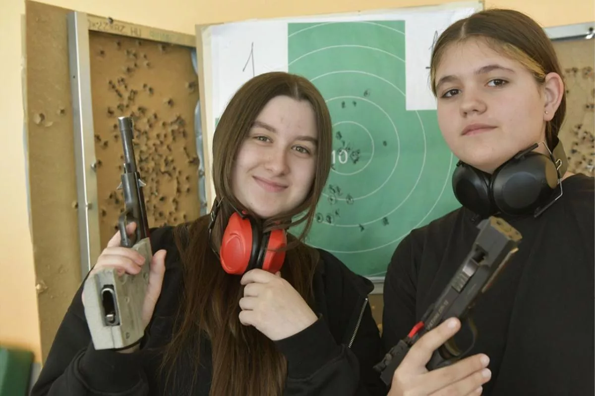 Ксения Негрецкулова и Ангелина Нурбекян заняли призовые места в стрельбе из пистолета н 25 метров Ксения Негрецкулова и Ангелина Нурбекян заняли призовые места в стрельбе из пистолета н 25 метров