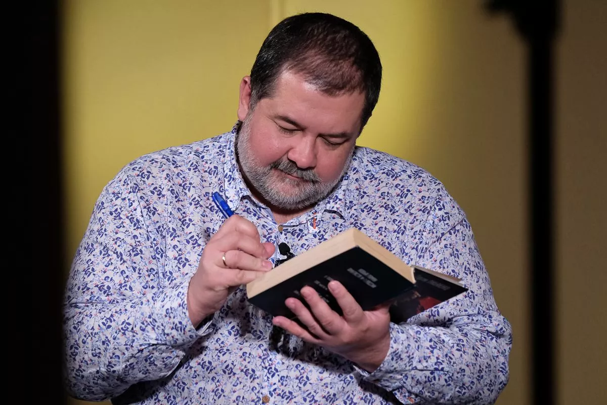 Сергей Лукьяненко раздает автографы кубанским журналистам