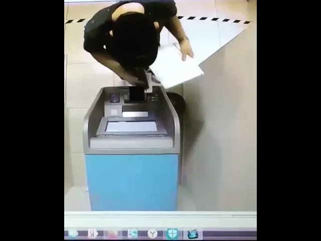 Полицейские Анапы задержали подозреваемого в краже банковской карты.