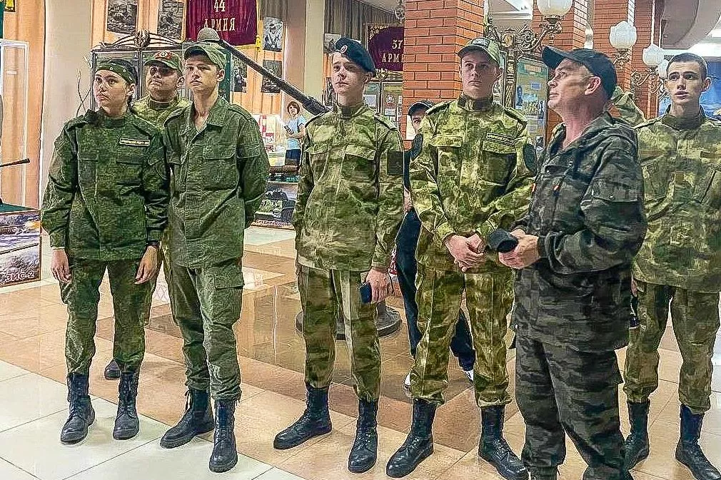 Казак-наставник Василий Воробьев с воспитанниками из ХКО «Суворовский редут» в выставочном зале Боевой Славы.