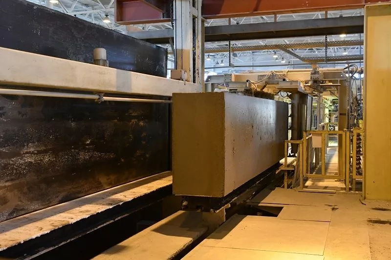 Блоки, не прошедшие контроль, используют повторно. Их дробят и применяют на первом этапе производства. Процесс практически безотходный. 