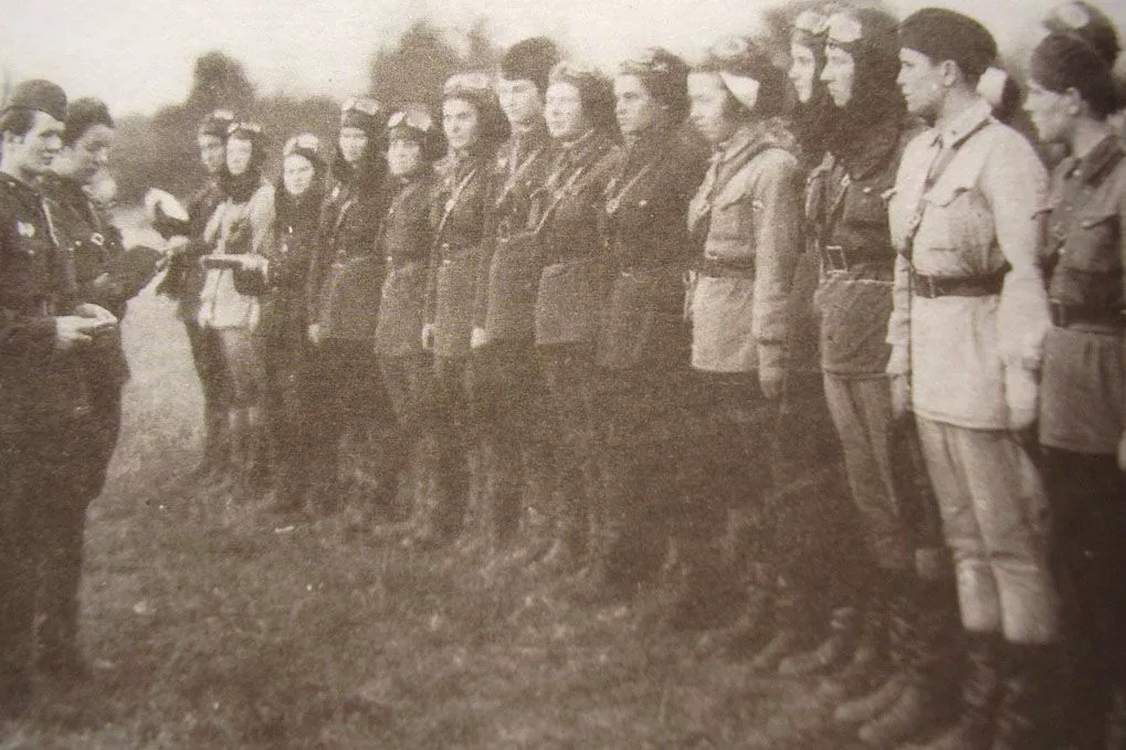 Летчицы 46-го гвардейского ночного бомбардировочного Таманского Краснознаменного авиаполка (до 8 февраля 1943 года – 588-й ночной легкобомбардировочный авиаполк), известные также как «ночные ведьмы», получают боевое задание. 