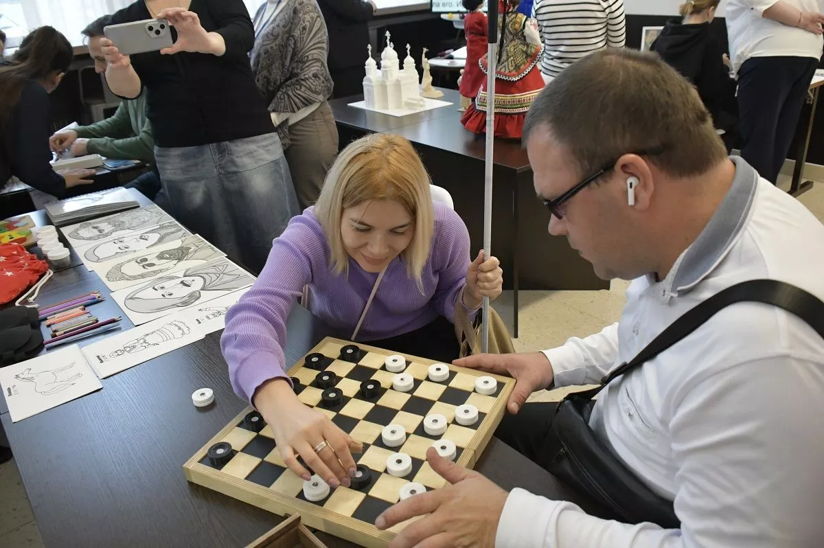 Участники форума с интересом опробовали  шашки для незрячих людей. 