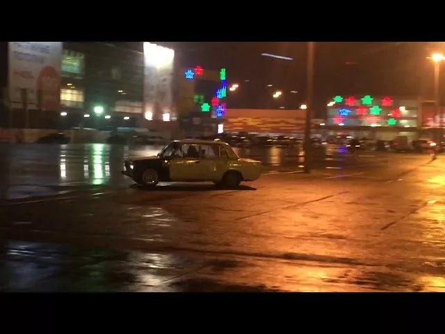 Пьяный дрифтер на парковке торгового центра, Краснодар