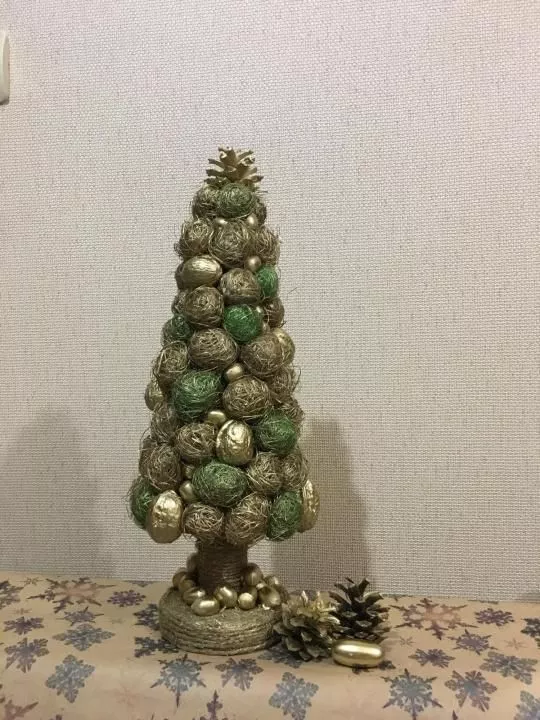 Елка из ниток и грецких орехов