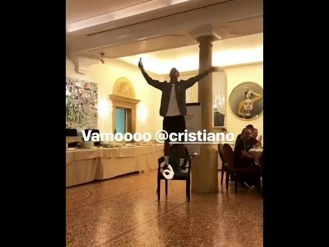 Криштиану Роналду спел песню на стуле во время общекомандного ужина Ювентуса