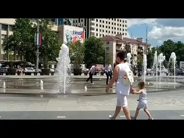 Выпускники купаются в фонтанах