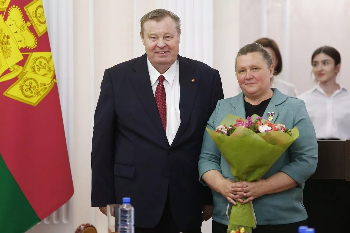 Представитель президента РФ в Южном федеральном округе Владимир Устинов вручил Елене награду и передал теплые слова от Владимира Путина.