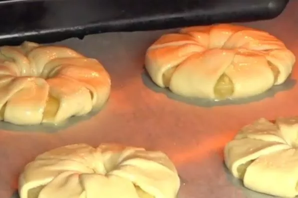 Слойки с ананасами в духовке.