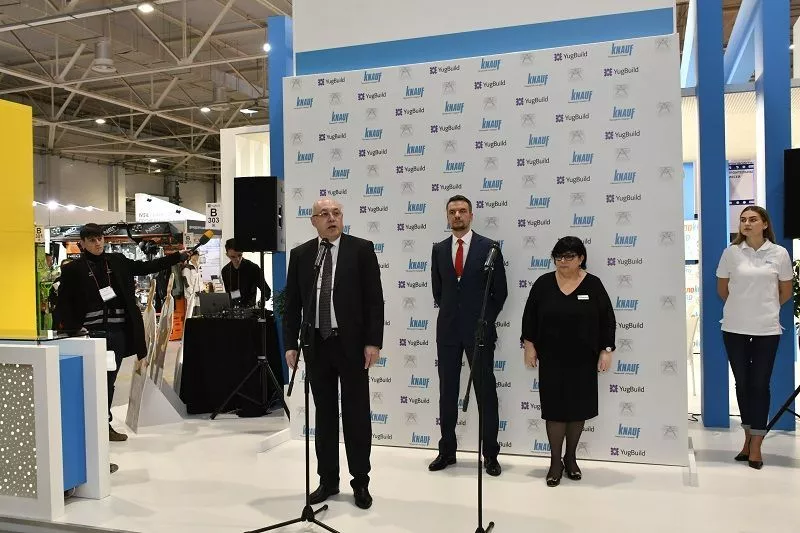 Деловая программа выставки началась с проведения пресс-брифинга по случаю открытия выставки, который прошел на стенде генерального партнера – компании КНАУФ. 