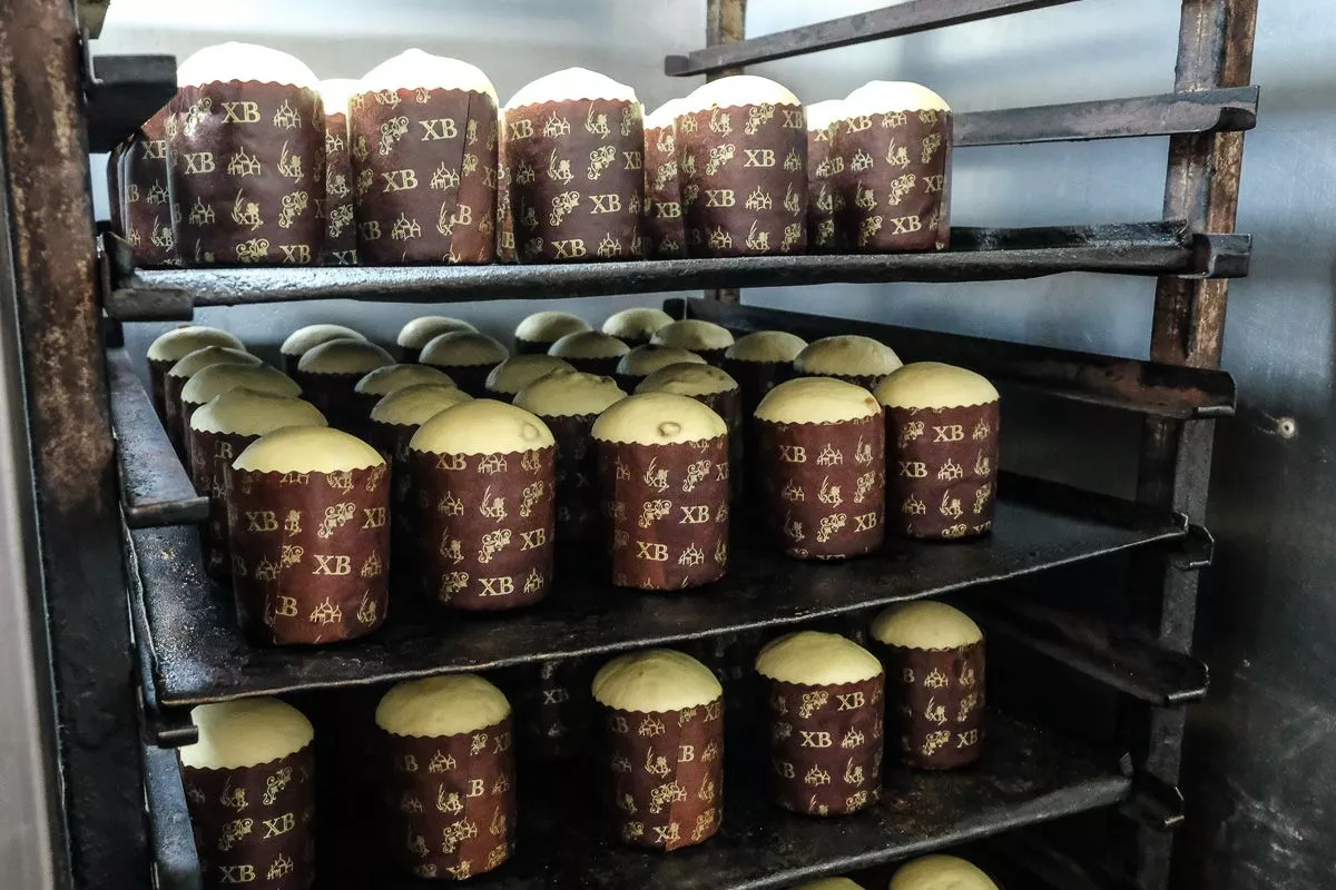 К Пасхе хлебзавод должен отправить на прилавки краснодарских магазинов 100 тысяч куличей.﻿ 