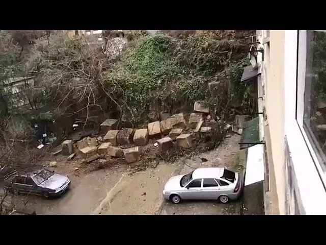 В Сочи обрушилась опорная стена в переулке Павлова