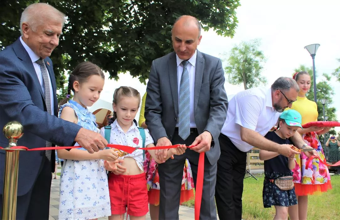 В торжественной церемонии приняли участие глава района Анатолий Перепелин (в центре) и председатель Совета Тихорецкого района Андрей Зотов (слева) В торжественной церемонии приняли участие глава района Анатолий Перепелин (в центре) и председатель Совета Тихорецкого района Андрей Зотов (слева)