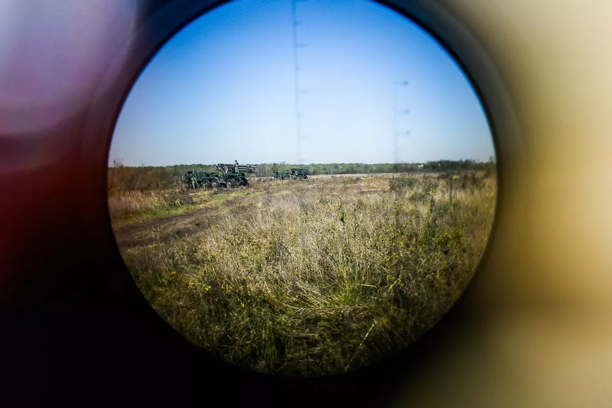 На полигоне оттачивают мастерство стрельбы ракетчики и артиллеристы Южного военного округа. 