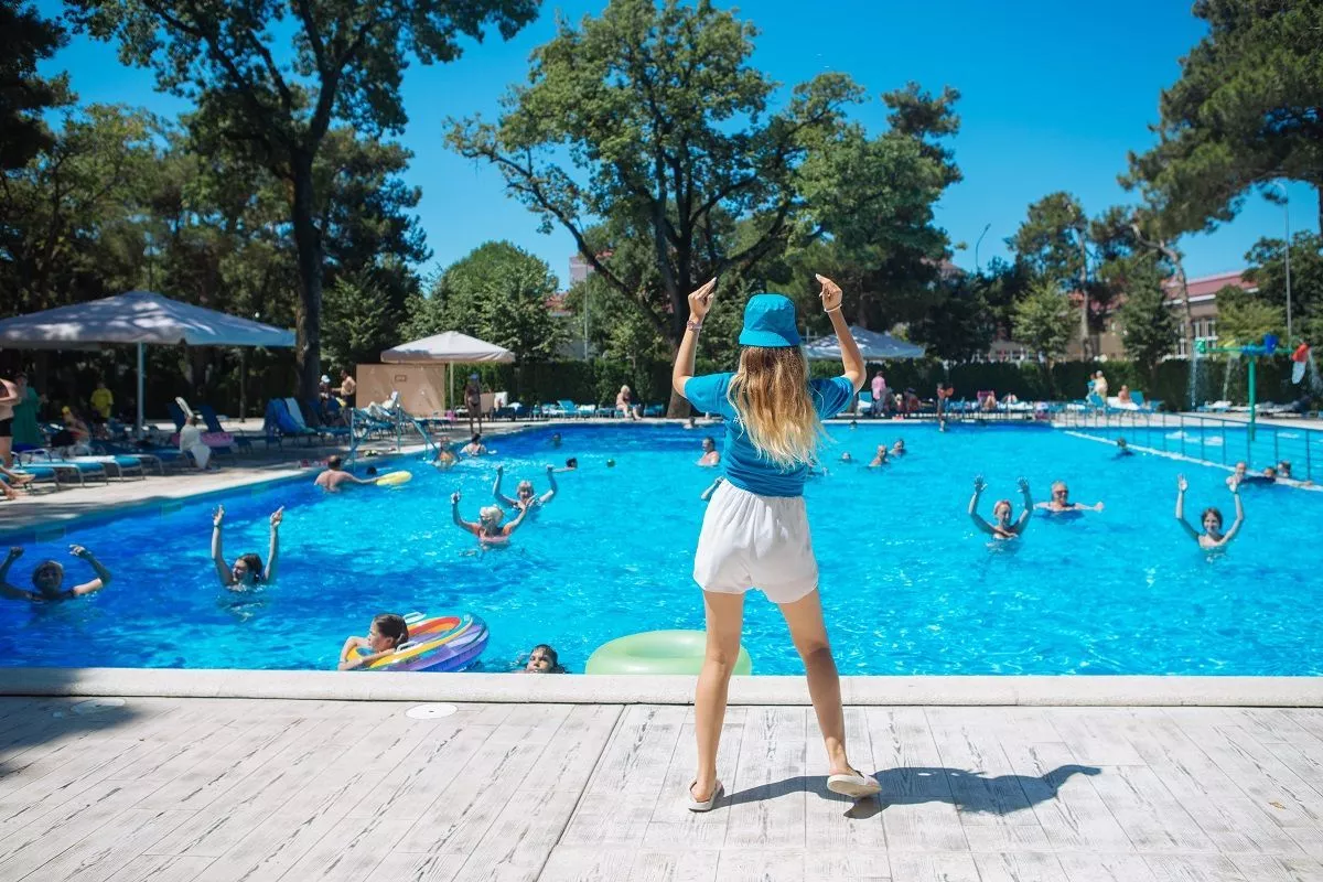 На территории «Красной Талки» четыре бассейна: 3 открытых с подогреваемой водой и 1 крытый, оздоровительный бассейн. На территории «Красной Талки» четыре бассейна: 3 открытых с подогреваемой водой и 1 крытый, оздоровительный бассейн.