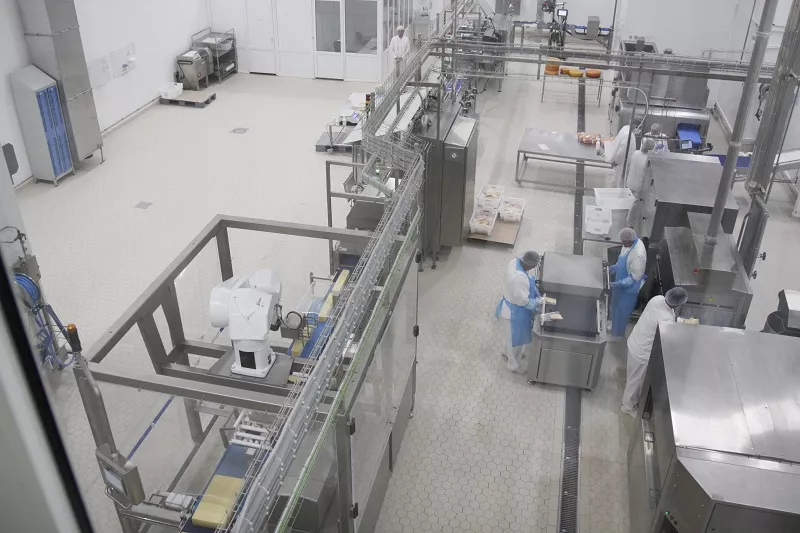 Высокотехнологичное, оснащенное современным оборудованием предприятие способно принимать все произведенное на фермах агрохолдинга молоко.