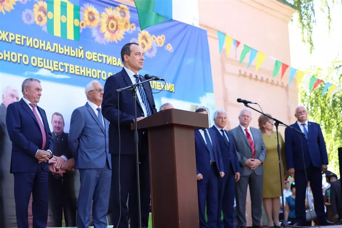 Председатель ЗСК Юрий Бурлачко приветствует участников фестиваля ТОС.