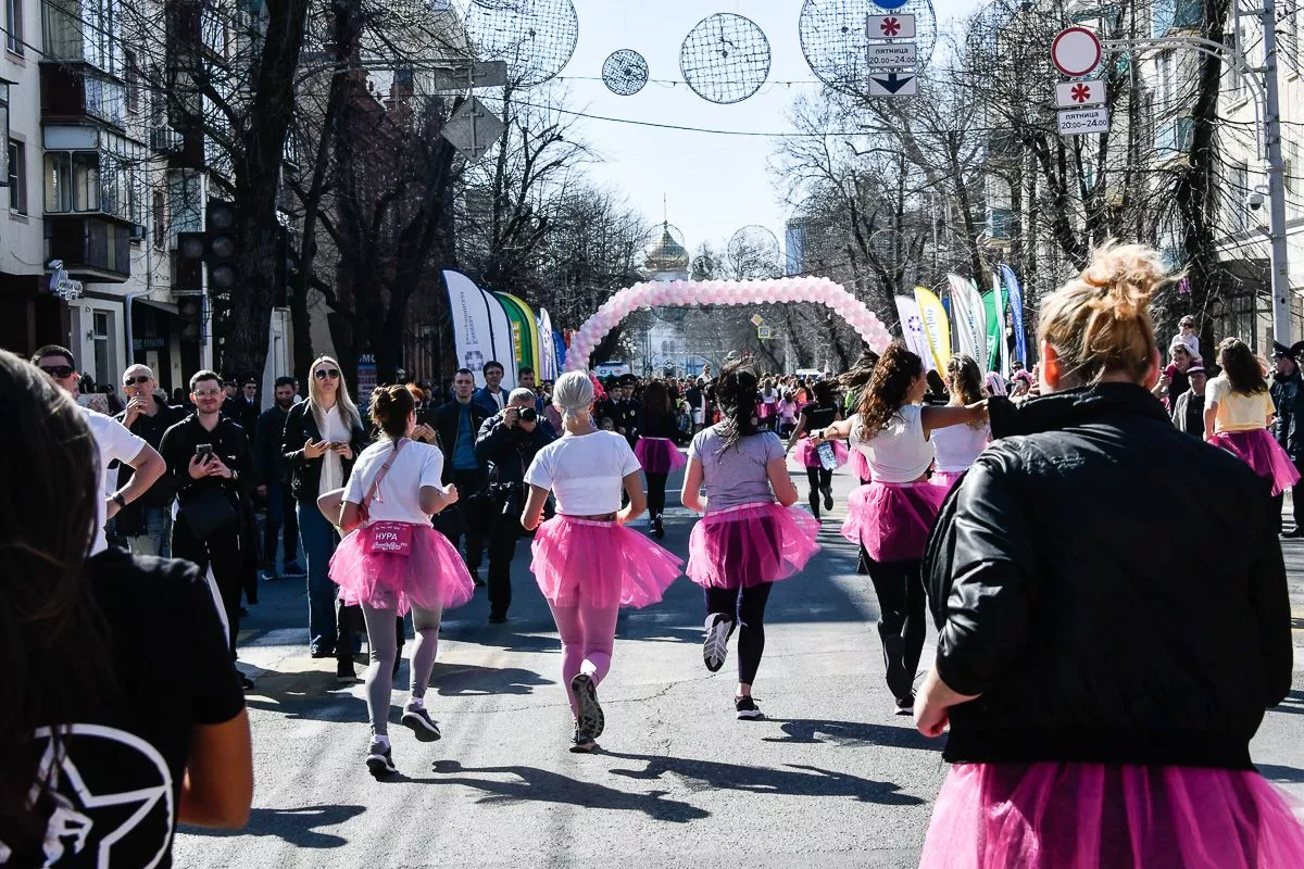 После забега участниц и зрителей ждала развлекательная программа