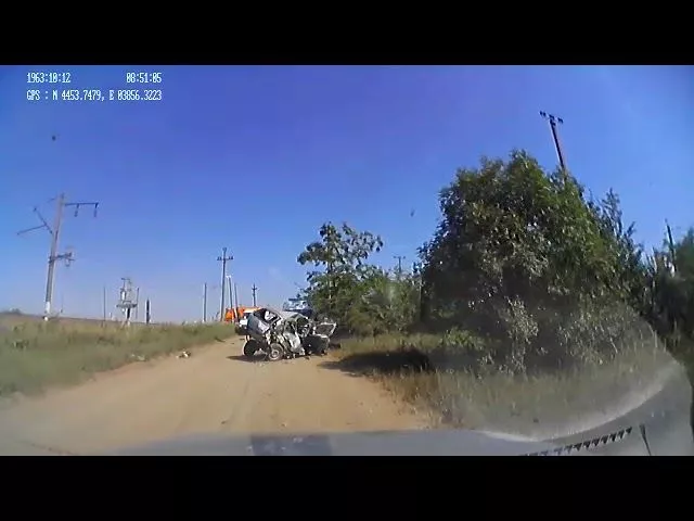 Под Краснодаром пассажирский поезд столкнулся с иномаркой. Погиб мужчина