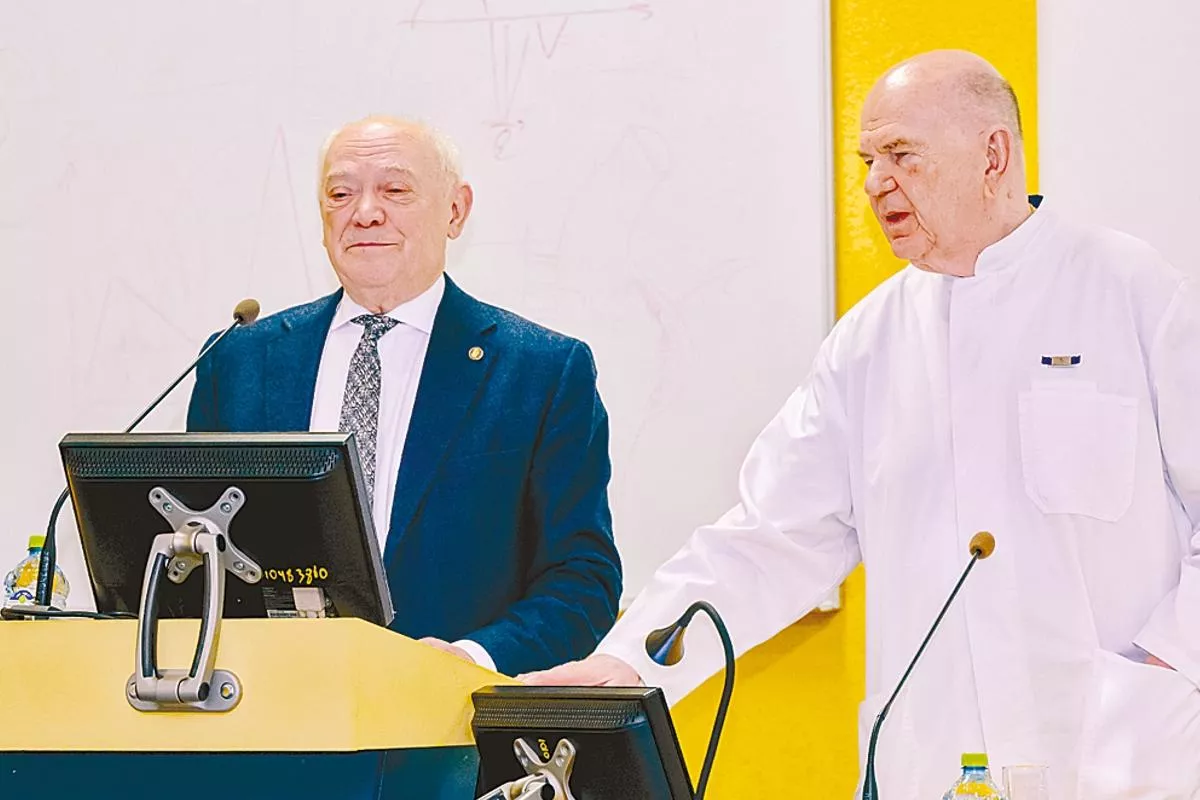 Академики Александр Румянцев и Владимир Порханов с трибуны конференции говорили о передовых технологиях медицины и их внедрении в жизнь. Академики Александр Румянцев и Владимир Порханов с трибуны конференции говорили о передовых технологиях медицины и их внедрении в жизнь.