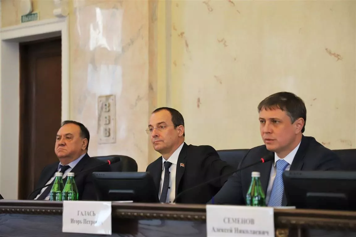 В слушаниях участвовали вице-губернатор края Игорь Галась, руководитель краевого УФНС Алексей Семенов, депутаты ЗСК.