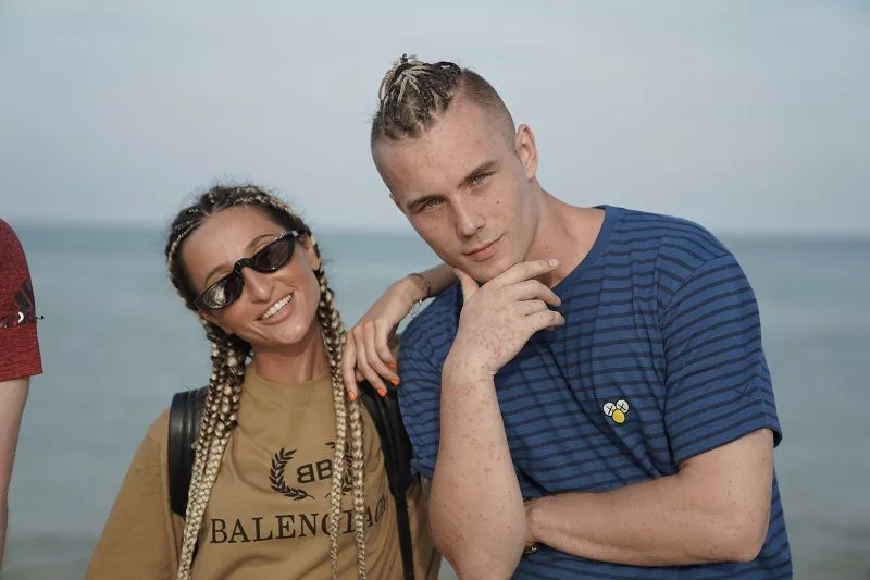 В новом реалити-шоу «Остров героев» популярные блогеры отправляются на необитаемый остров, чтобы попробовать неделю выжить в экстремальных условиях: без еды, крова и интернета.