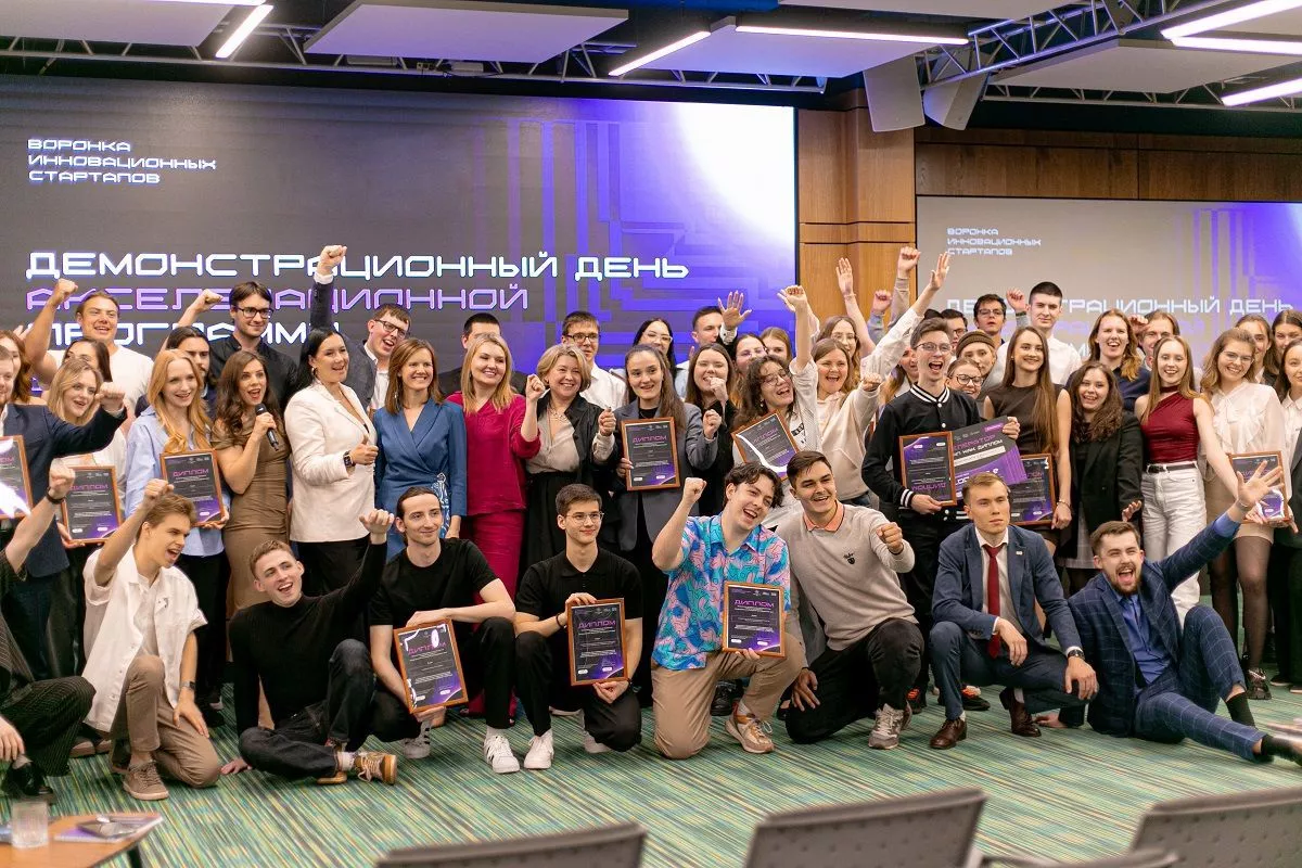 Смысл «Воронки» в том, что каждый проект идет по траектории, где новая ступень - это результат с сроронки» в том, что каждый проект идет по траект предыдущей: от обучения до продвижения на выставках.