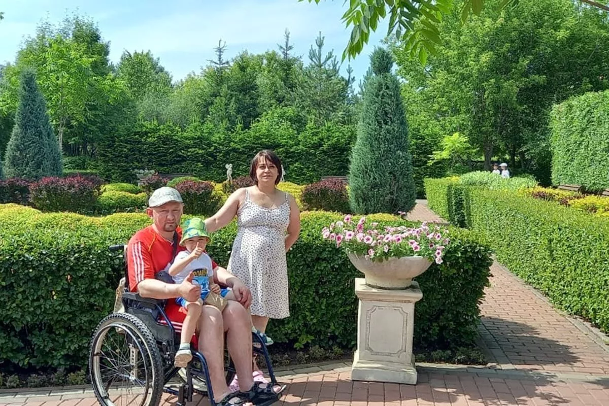 Семья Филипповы в Крыму на отдыхе. Игорь, его жена Катя и сын Филипп.