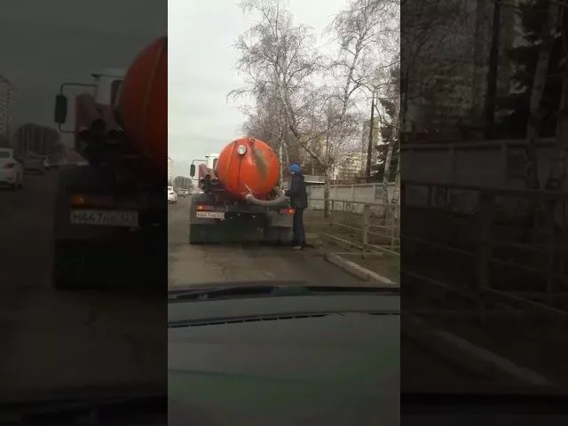 Слив фекалий в канализацию на ул. Лукьяненко