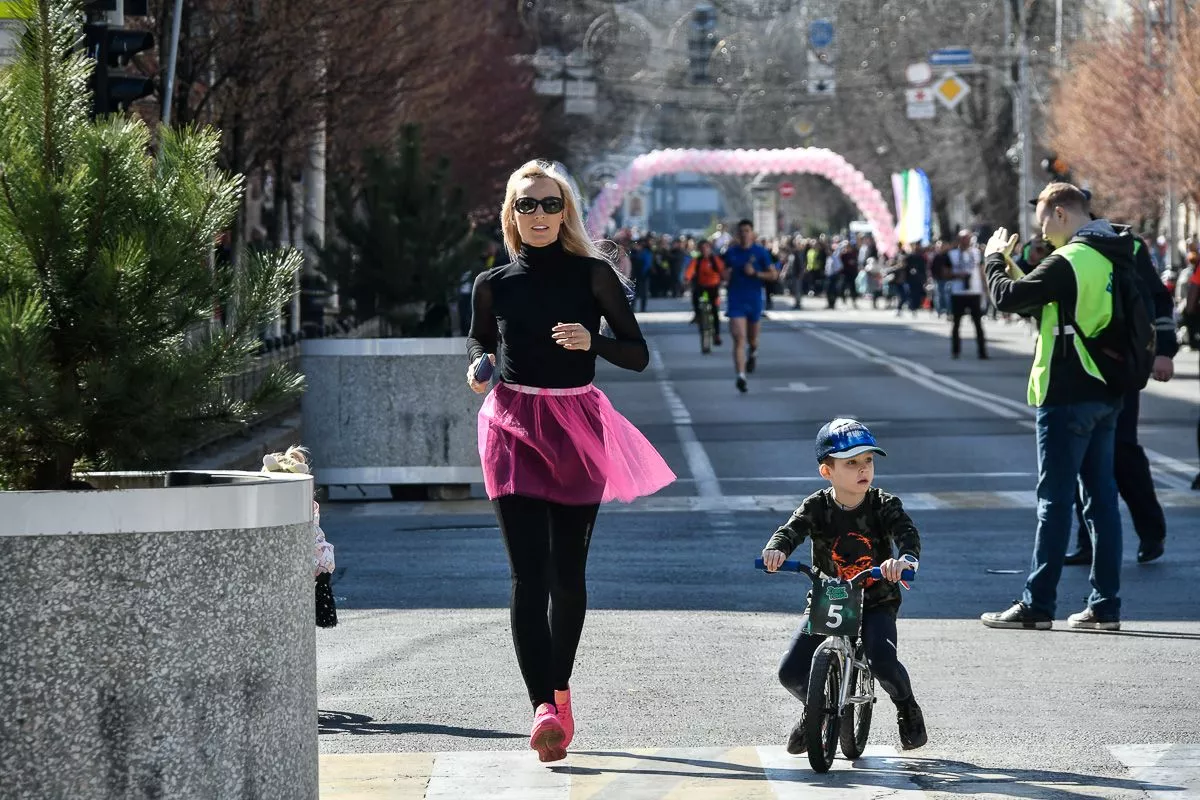 Массовая пробежка на три километра, организованная сетью магазинов «Высшая Лига»