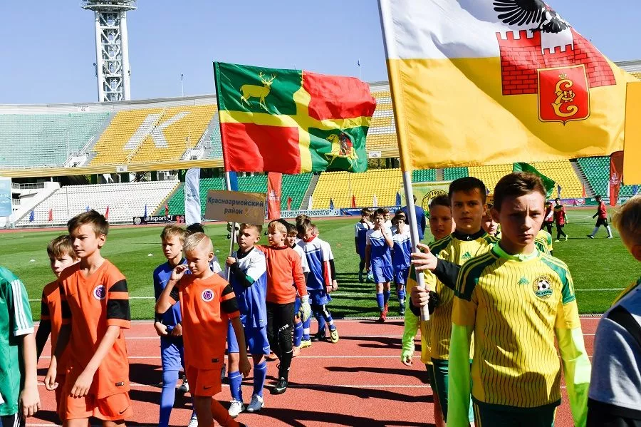 Более 100 тысяч детей на Кубани увлечены футболом.